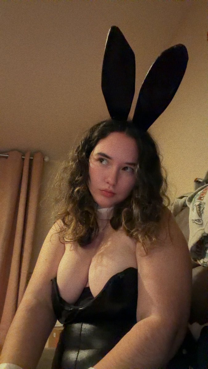 millieMclo0129's tweet photo. @SavannahBondbby can i be your naughtiest bunny? 🤫 https://t.co/3hXoeI0wRg