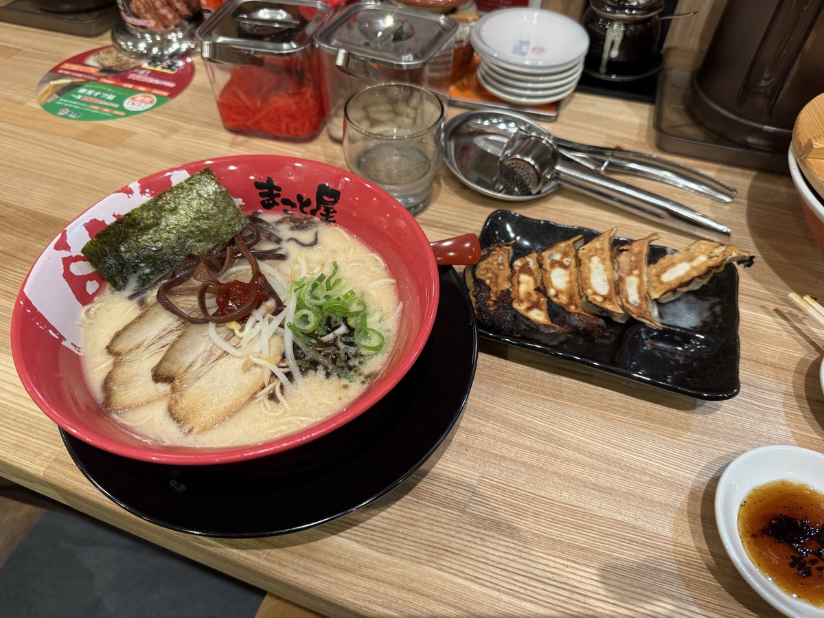 ahiru0129jp2's tweet photo. 昨夜、新しくできた牛骨ラーメンのまこと屋に行ってきた。
鳥取中部のとは違うけどコレはコレで美味かったな🍜🐃🦴 https://t.co/aF1MkjvoQO