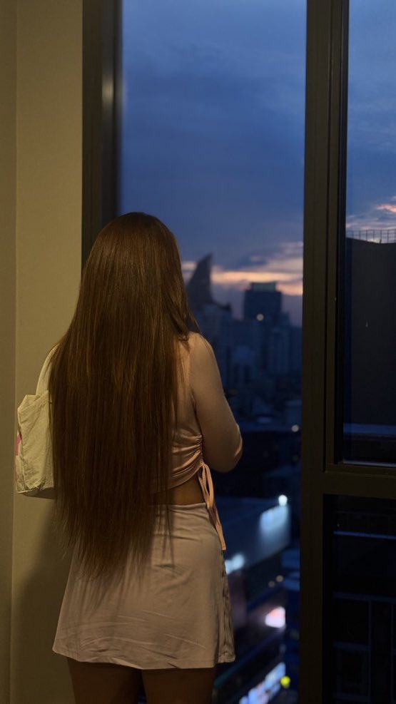 goddess_Fenja's tweet photo. I live my dream on the roofs of the city 😌🌃🎀 https://t.co/f7YnZsi8CO