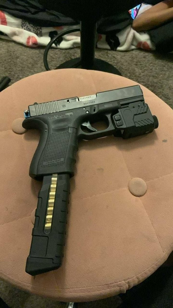 Gunsstraps1zvf's tweet photo. Glock 19 gen4 
• Comes w 17+1 rnd mag
• sight mounted
• Button mounted 
$400 https://t.co/CRyeiTQAsn