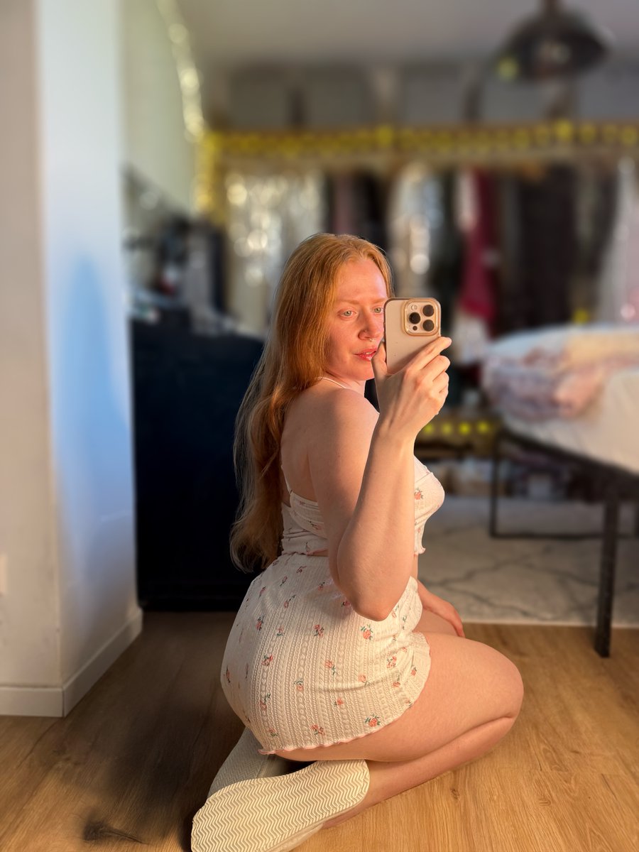MelissaAisling's tweet photo. Ich überlege, ob ich heute Abend noch ein bisschen unanständig werde. Aber ich glaube, ihr seid sowieso schlechte Ratgeber bei solchen Entscheidungen XDD https://t.co/0deRqjcc0R