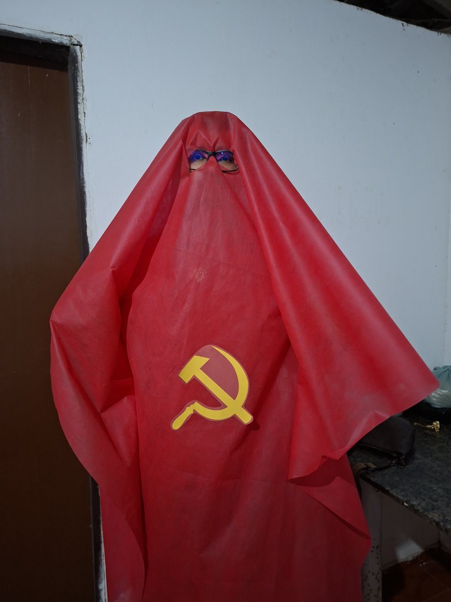 angeloR2D2's tweet photo. Cuidado com o fantasma do comunismo https://t.co/NfGRAphkh8