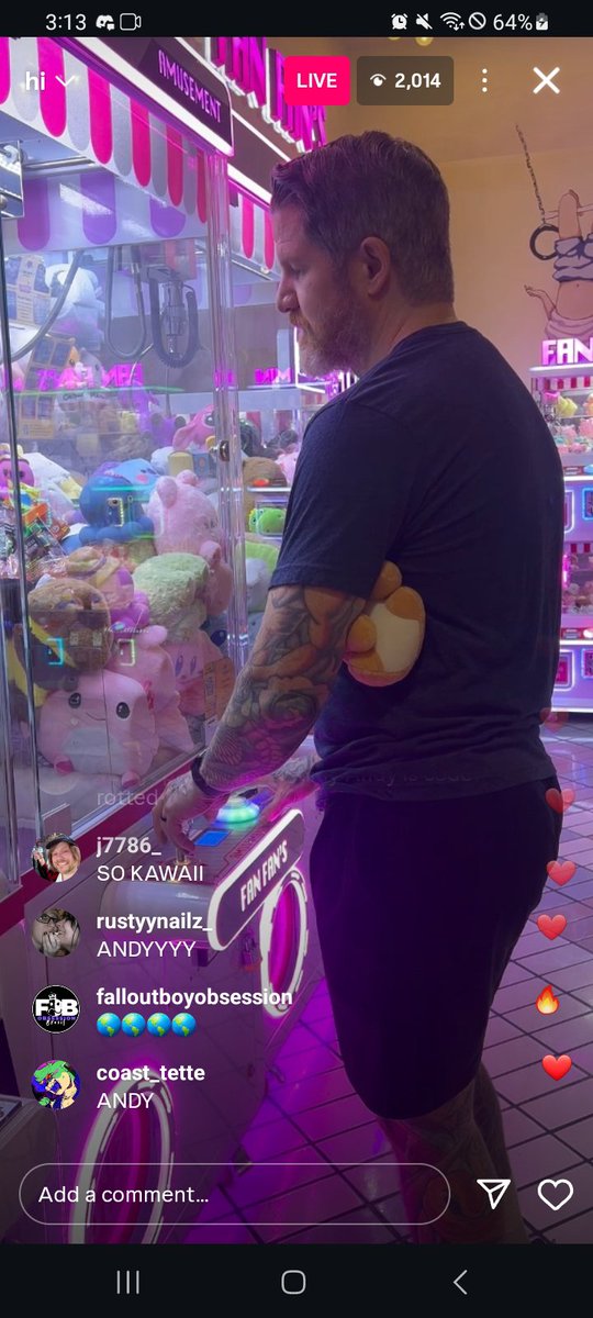 mizidarling_'s tweet photo. HES AT FAN FANS ARCADE IN CALI, THEYRE ALL TOGETHER https://t.co/V3ACblVT27