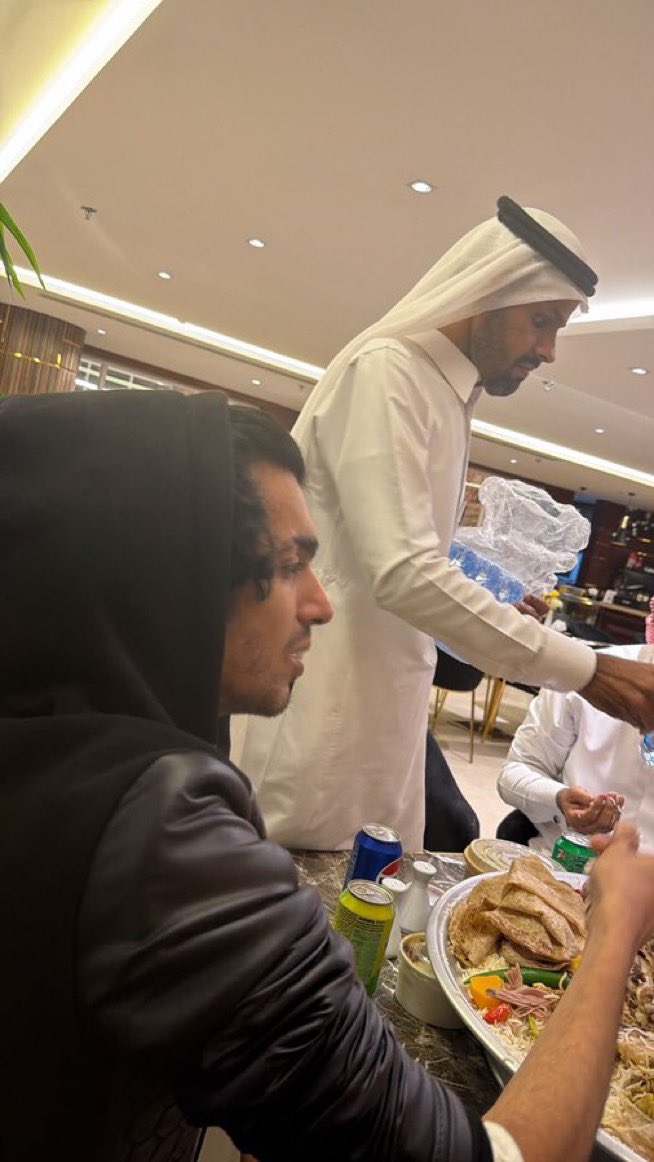 hamd411shy's tweet photo. عبدالله البقمي وصل السعوديه 
اموره طيبه 
هل الشعب السعودي راضي بهاذا ؟ https://t.co/YediaASp4y