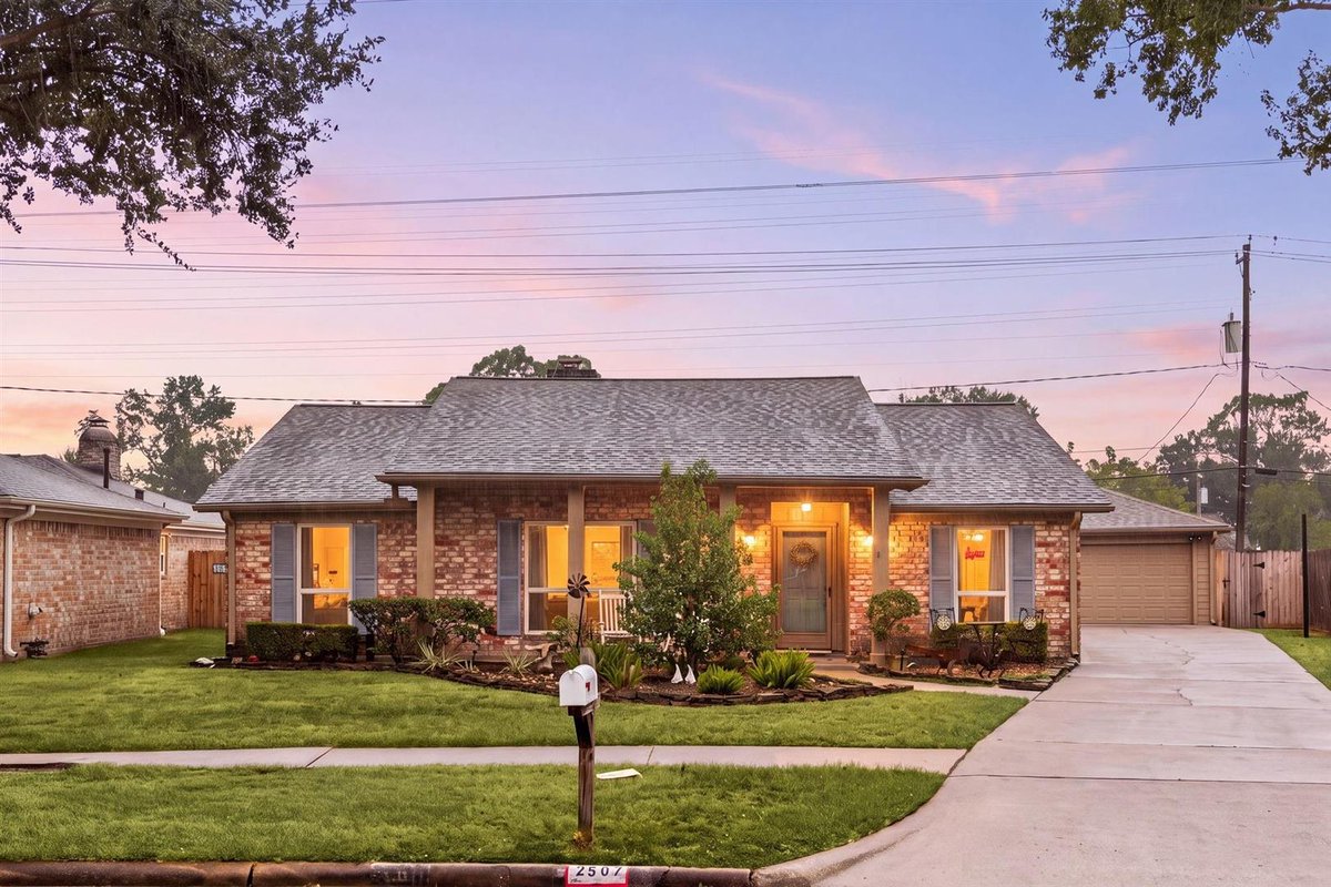 mrsmartinez32's tweet photo. For the right buyer, this could be a dream home. Are you that person?
#yourgirlrealestate #yourrealtor #helpfulagent #alwaysatyourservice #contactmetoday https://t.co/jjX9EOaLnO