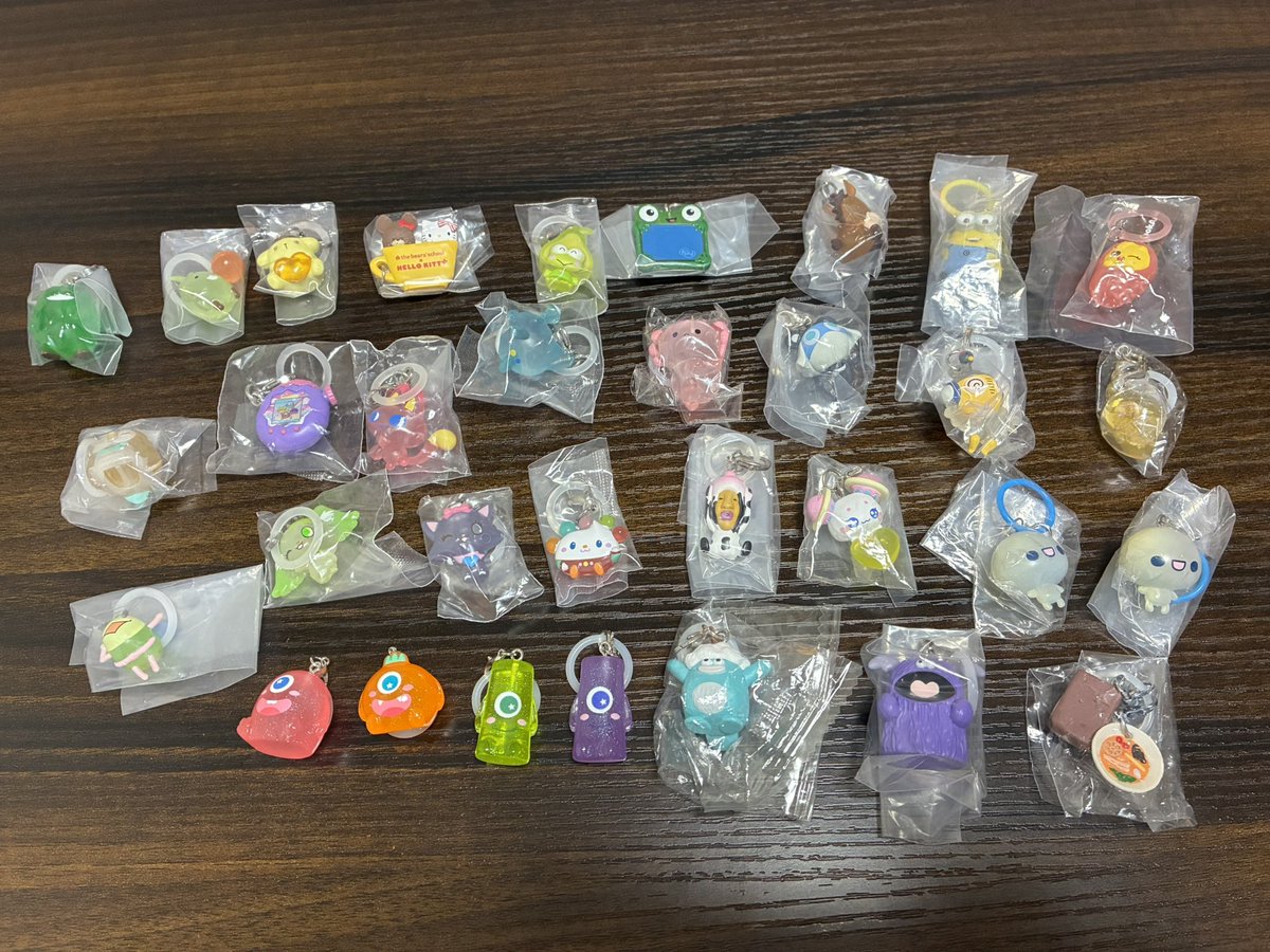 ichan_0322's tweet photo. 【買取】ガチャガチャ　ガチャお譲り

1ページ目については1点ずつそれぞれに抱き合わせをお願い致します🙇‍♀️
⚠️2ページ目以降が抱き合わせです⚠️
被った場合には、抱き合わせ多い方・赤線🟥より下のもの・最後のページからお選び頂いている物が多い方を優先させて頂きます！

定価＋送料＋梱包(20円) https://t.co/LtGoECj0fh