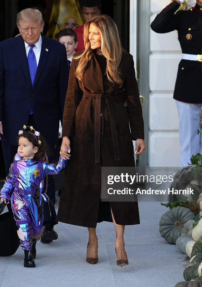 MELANIAJTRUMP's tweet photo. First Lady Melania Trump STUNS for Halloween at the White House 2026.

Melania is wearing a mocha Winona lightweight suede coat by Nour Hammour with snakeskin Manolo Blahnik BB pumps. 🤎🧡🤎
#FashionoftheFirstLady https://t.co/76MHQH7uJU