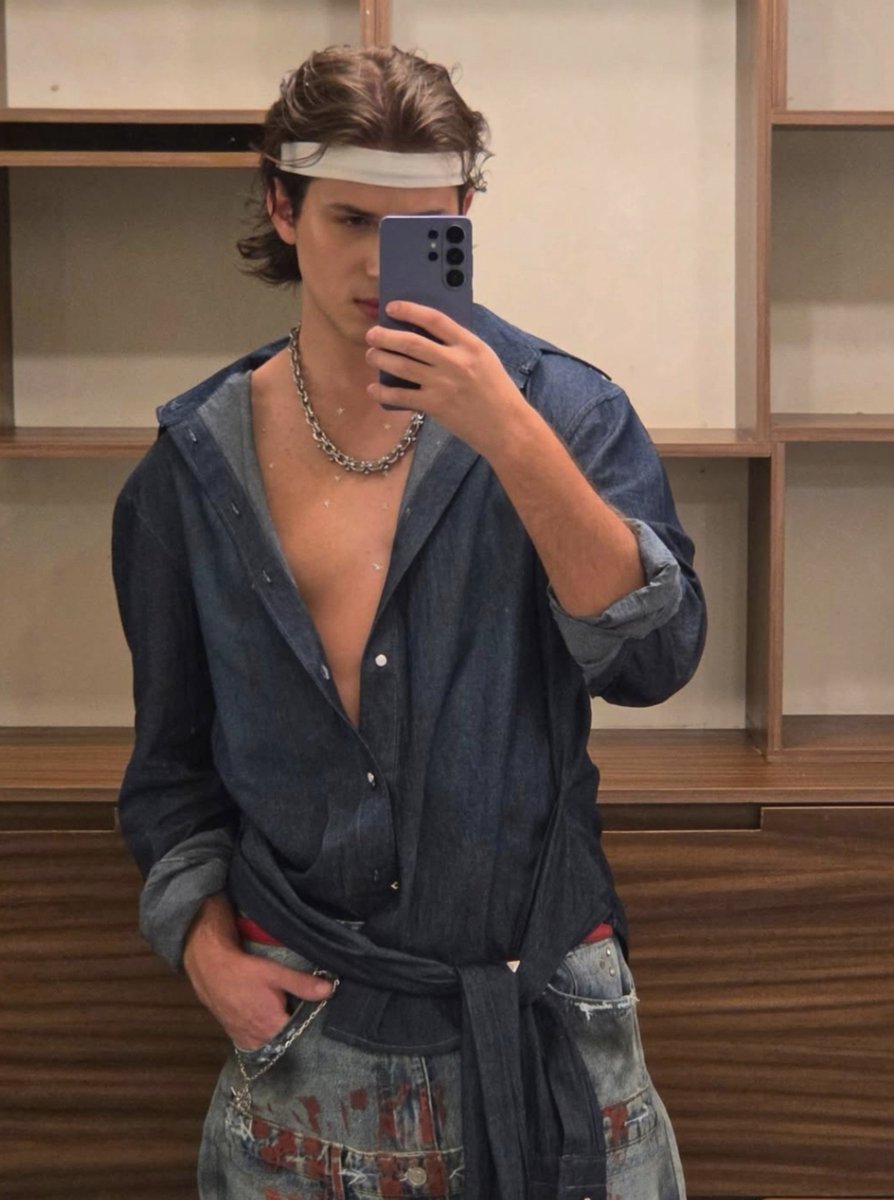 adoreamburu's tweet photo. el rey de las mirror selfie if u ask me https://t.co/RSDh0Duu5K