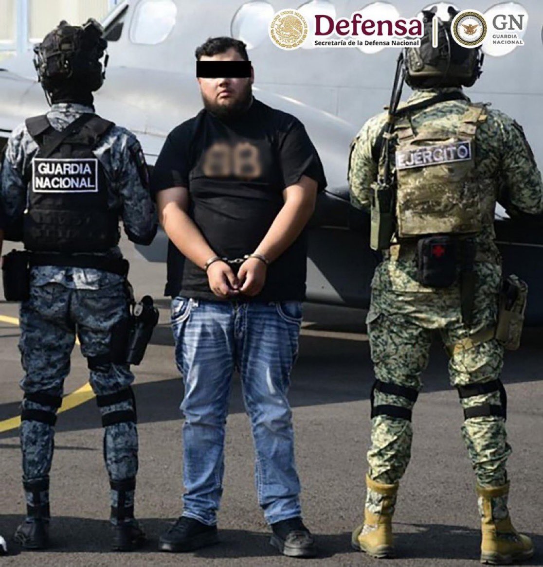 TVTenlinea's tweet photo. #Entérate 🔴 Detienen en Tamaulipas a presunto segundo al mando de “Los Ciclones”

Fuerzas Especiales del Ejército Mexicano y elementos de la Guardia Nacional detuvieron en Matamoros, Tamaulipas, a Axel Alfredo “N”, alias “Axel”, identificado como presunto segundo al mando de la célula delictiva “Ciclones”, junto con otra persona.

De acuerdo con las autoridades, está relacionado con diversos delitos y con la agresión contra integrantes de la SSPC ocurrida el pasado 17 de mayo.

Durante el operativo fueron aseguradas armas, cargadores, cartuchos, droga y un vehículo. Los detenidos fueron trasladados a la Ciudad de México.