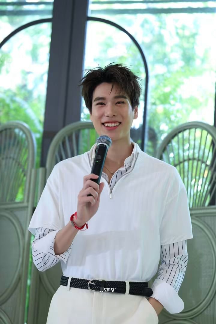 ina_narawins's tweet photo. Phuwin is such a sunshine! 🥹💗 So adorable and full of energy. Here's to being together for a long, long time! 🫶🏻

ANTIDOTES WITH PHUWIN

#AntidotesXPhuwin #สวนสีขาวของภูวินทร์ #phuwintang #PondPhuwin #ปอนด์ภูวินทร์ #บ้านNaraWin[ณราวินทร์] https://t.co/uyeQD3m0rN