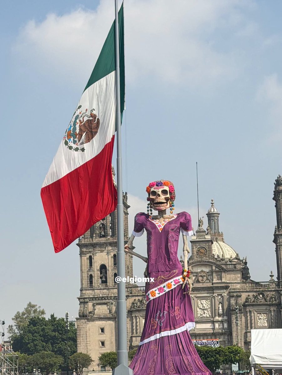 Trucha_chitos17's tweet photo. Otros países: hay que respetar a la muerte y aceptarla con sabiduría 😔

Mexicanos: hay que ponerle vestido y hacerla de 30 metros ALV se va a ver bien mamalona en el zócalo 🥳🤭 https://t.co/CgNWZfHGDS
