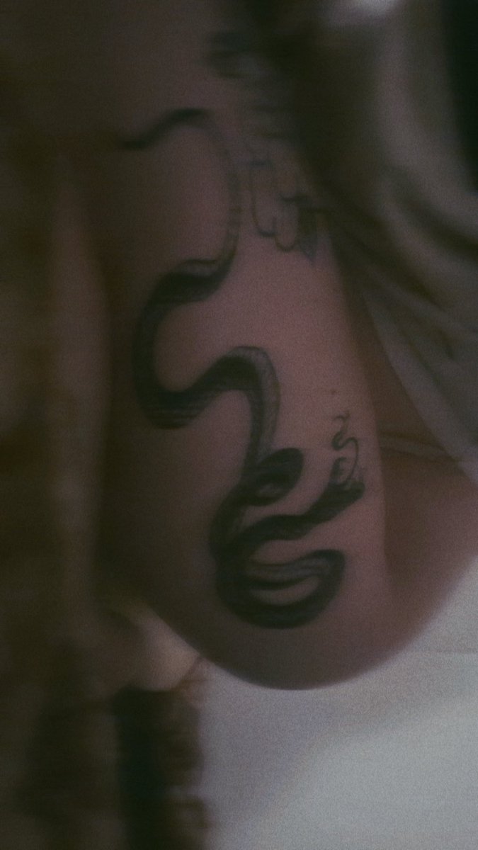 na3vs_'s tweet photo. jvoulais juste montrer mes tatouages faut renta les 370€ là https://t.co/ef2oRc1tLG
