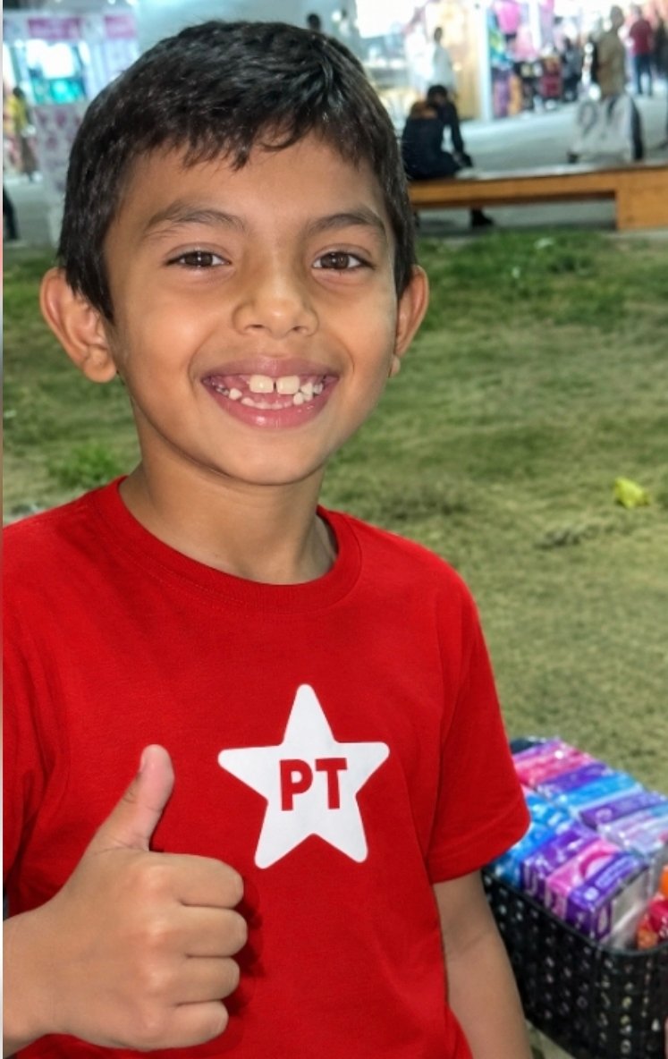opalmiery's tweet photo. Mateus perdeu a mãe, é autista, mora com a avó, ele que deveria estar brincando, estava em um rua vendendo balas pra ajudar no orçamento da casa, foi humilhado por dizer que fez o L por uma nazista
@LulaOficial @JanjaLula @AndreJanonesMG 
Botem ele pra subir a rampa https://t.co/NccnfClJh3