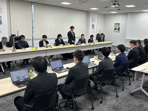 JA_seinennbu's tweet photo. 10/28にJA道南地区青年部協議会とホクレンの意見交換会を開催🙂
JA今金町青年部からも4名が参加！

営農する上で重要なパートナーであるホクレン事業への理解を深めるとともに、青年部からも日頃の疑問や意見を出し、時間が足りないほど議論しました👍
対応いただいた #ホクレン の皆さんに感謝です！ https://t.co/HYow0f6uGv