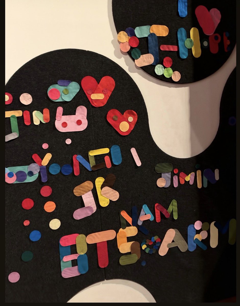 ikooquitto's tweet photo. kim namjoon simplesmente foi a pinacoteca em São Paulo, e aparentemente deixaram gravados os nomes dos meninos pra ele ver 🥺 https://t.co/w7Kv44H4vF