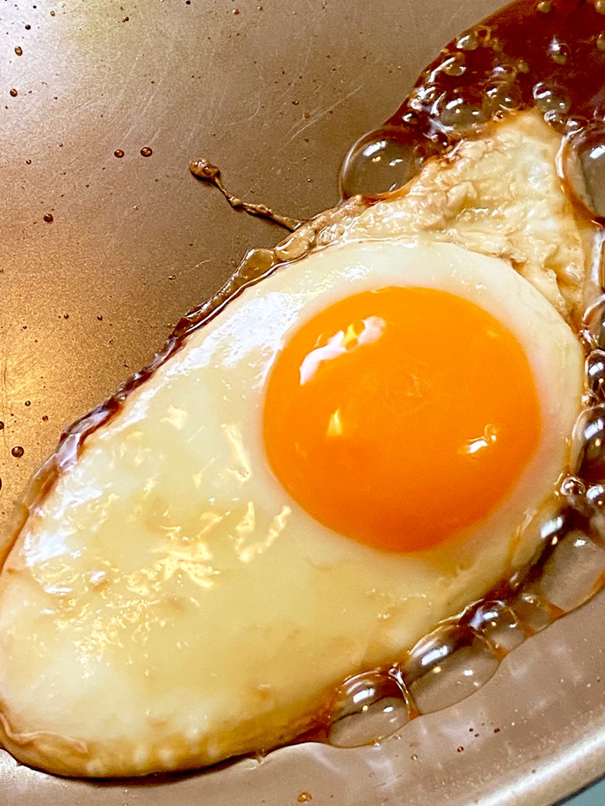 ajipon_mizkan's tweet photo. 【目玉焼きは味ぽんで蒸すべし】
目玉焼きを味ぽんと水で蒸し焼きすると、白身まで味がしっかり染み込んで黄身はとろ～り仕上がるんです……！ ご飯にのせて「追い味ぽん」したら、人生最高の焼きTKGの完成です……！
#たまごかけごはんの日 https://t.co/dtv3iaCy5U