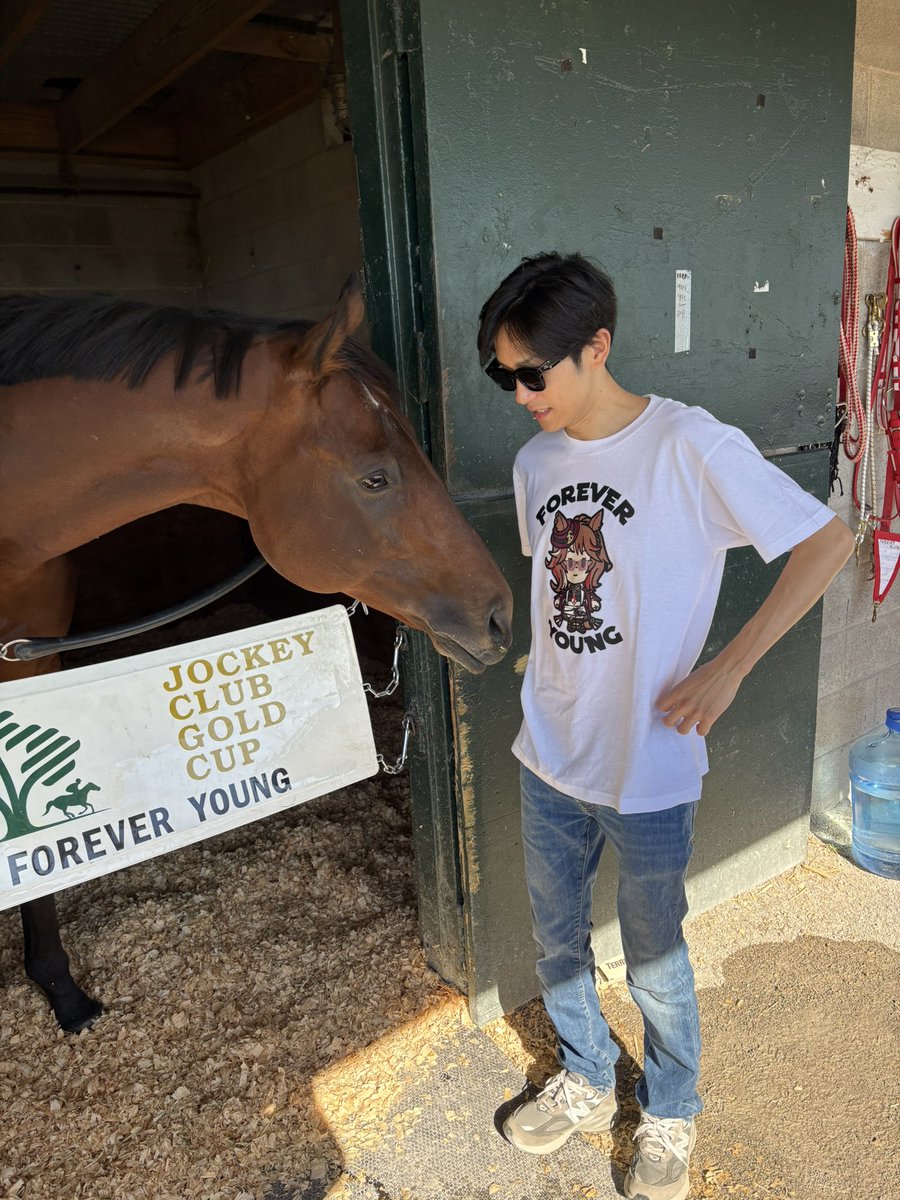 _RYUSEI_0531's tweet photo. @forseclub さんから頂いたTシャツとフーディーを着てフォーエバーヤング本人？本馬？に会いに行くと
興味津々のご様子でした😂

皆さんも是非🐎

#FORSECLUB https://t.co/wjeifZPxw7