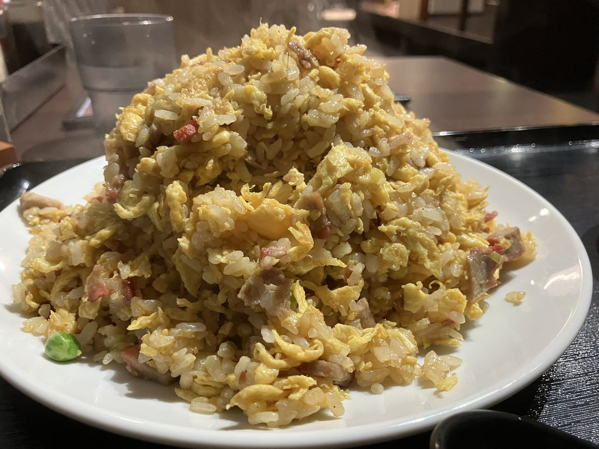 tetup_imas's tweet photo. 二代目担々亭 西原店
叉焼炒飯、大盛り
スープ追加
春巻き

美味かった、1ヶ月ぶりくらいの担々亭チャーハン！
前回食べた時に普通盛りでまだ食えるなくらいの満足度の量だったから大盛りにしたらすげぇ量
家族3〜4人で分ける量だこれ笑
春巻きやスープで気分変えながら食べきった
大盛りは+450円 https://t.co/TB1jeKzEL3