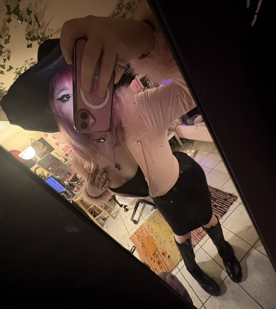 pinkbunnibun's tweet photo. hold up… that trans girl kinda hot and spooky 👻💕💋 https://t.co/Cww5fF56Uv