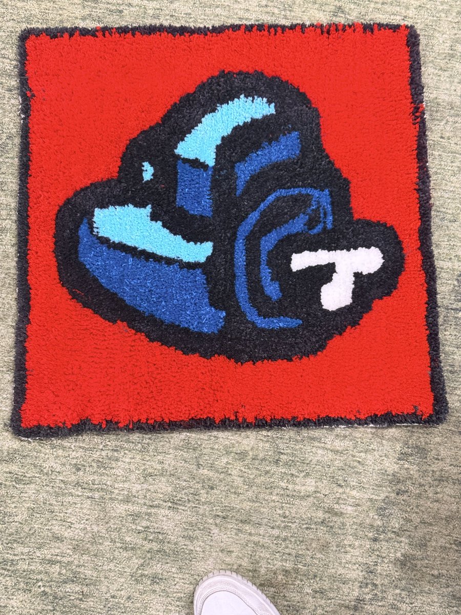 _Jazzyguns's tweet photo. Just made my own Among Us themed rug!! I love it!! First time tufting 🔥 https://t.co/gVYQX1IrET