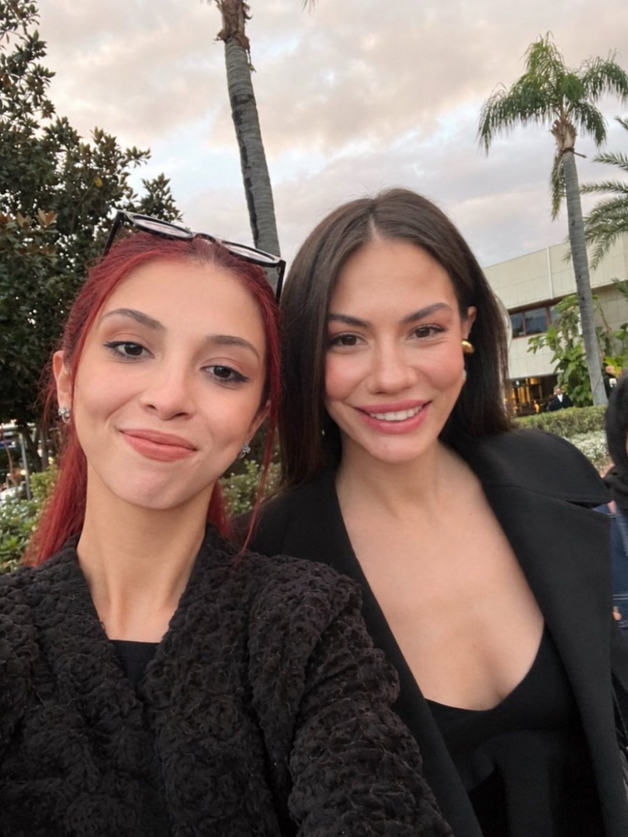 demetozdechile's tweet photo. IG| merve_mhckn! 
“¡La energía detrás de cámaras del estreno de “La boda de los genios”! 🎬 ¿Qué quedó después de que se apagaron las cámaras en el Festival de Cine Golden Orange?” #DemetÖzdemir https://t.co/fCw8ptEWLT