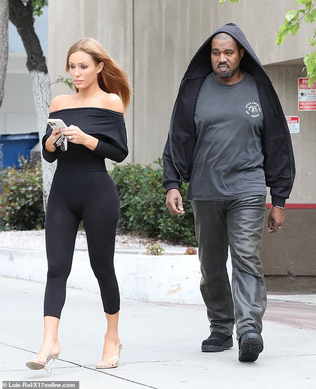 its_shine2's tweet photo. When you love the outfit but want to test-drive a new hair color. (Kanye &amp; Bianca) https://t.co/47CwC59Vgn