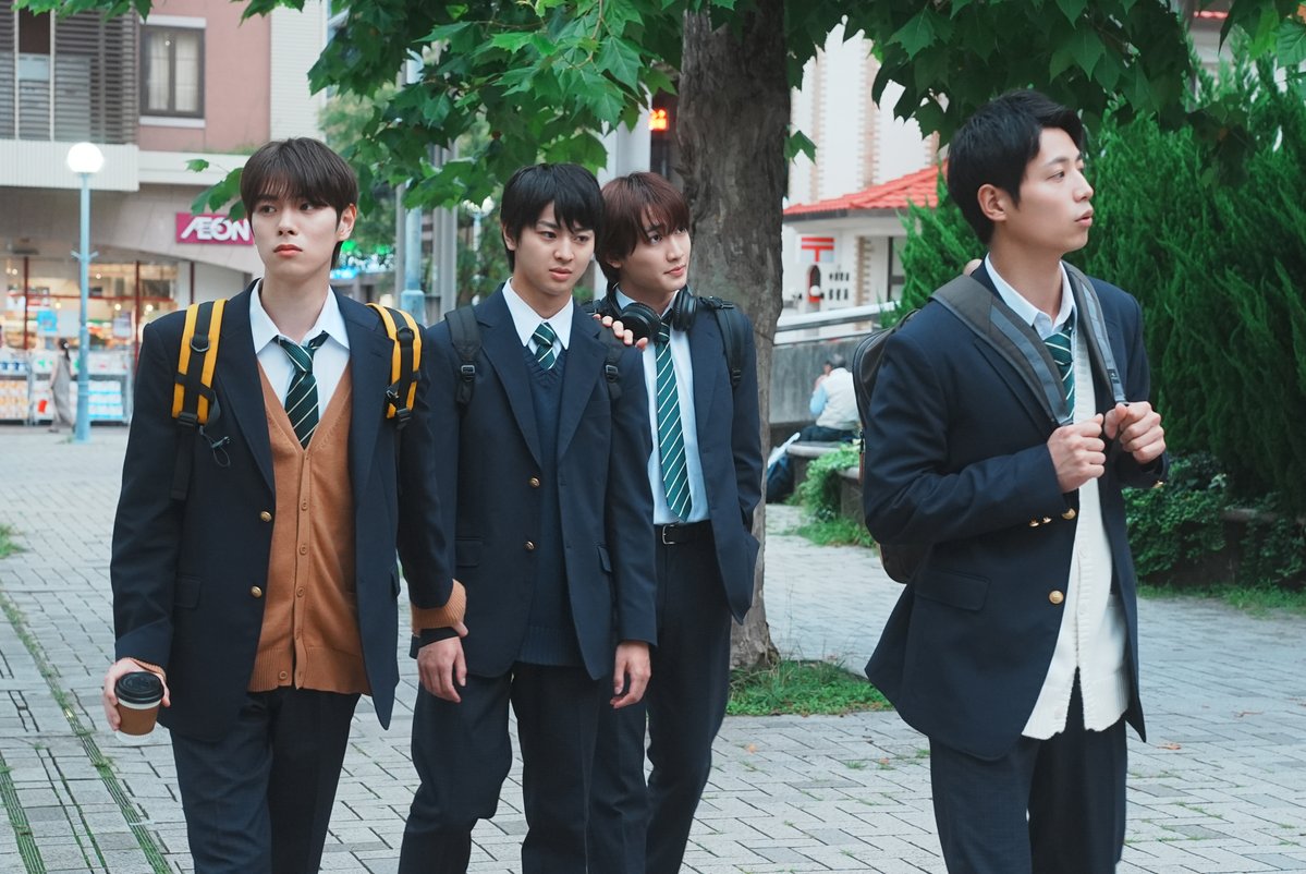asahi_tv's tweet photo. ／
『#修学旅行で仲良くないグループに入りました2』
第3話🏫きょう深夜1時💖
＼

日置(#藤本洸大)は恋人の渡会(#簡秀吉)と
一緒にいる時間が増え、

渡会の至れり尽くせりの溺愛を浴びまくっていた🫣

しかし、ある日の放課後
渡会が中学時代の元カノと密会…!?

#ドラマ修学旅行
#桜木雅哉 #福田歩汰 #清水海李