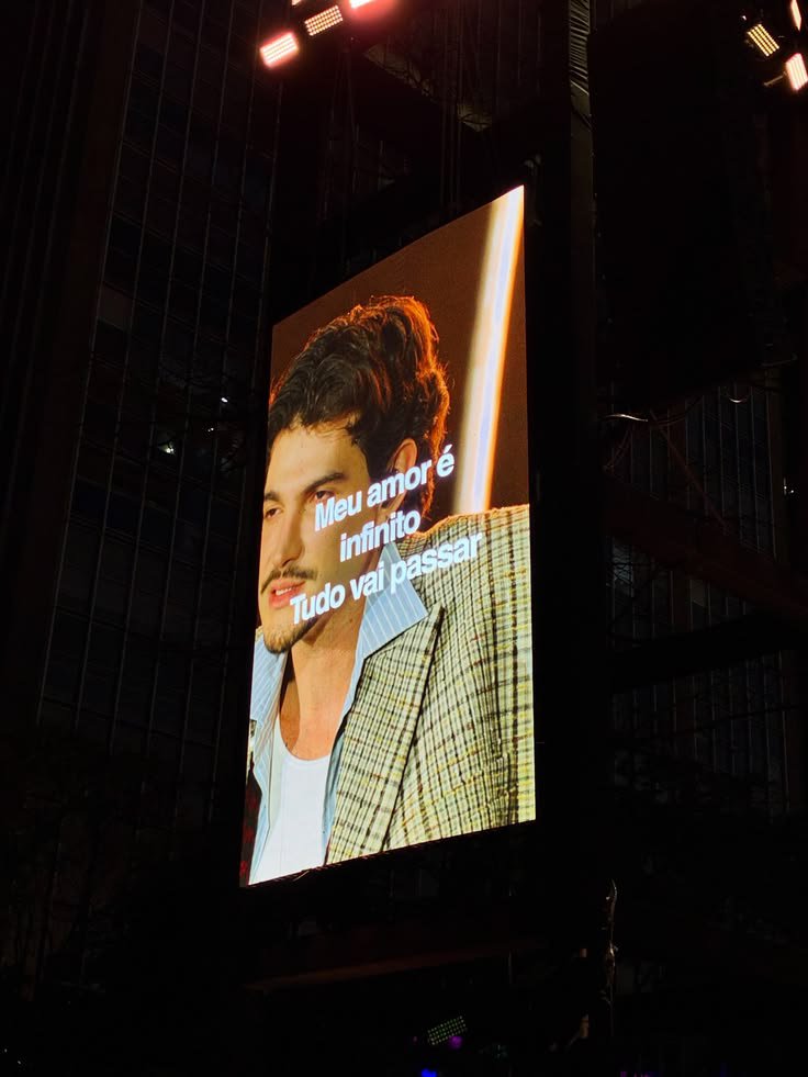 laurmilakind's tweet photo. au sodani - coincidências 

Onde Sophia tinha um crush em sua colega de classe mas não tinha coragem de se aproximar, coincidentemente ambas são fãs do cantor Jão e vão ao mesmo show da atual turnê. https://t.co/extF6hgAIs