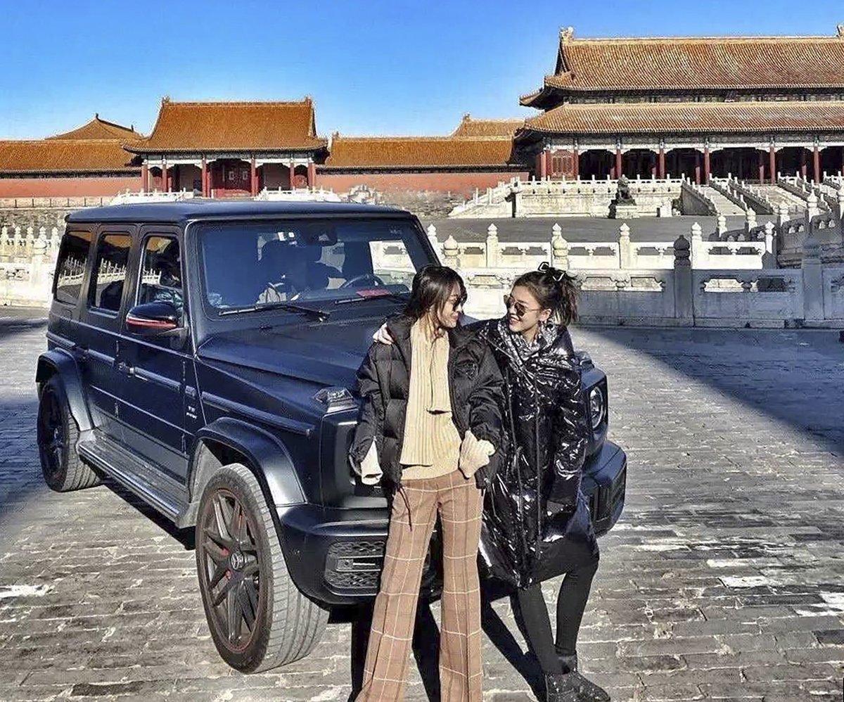 GundamNorthrop's tweet photo. Die chinesischen kommunistischen Eliten und hochrangige Funktionäre der KPCh entschieden sich stets für in Deutschland hergestellte Mercedes- oder Audi-Fahrzeuge. Von den einfachen „Wu Maos“ verlangten sie hingegen, ausschließlich Xiaomi-Nachahmerprodukte zu fahren. https://t.co/q58uTqxsYT