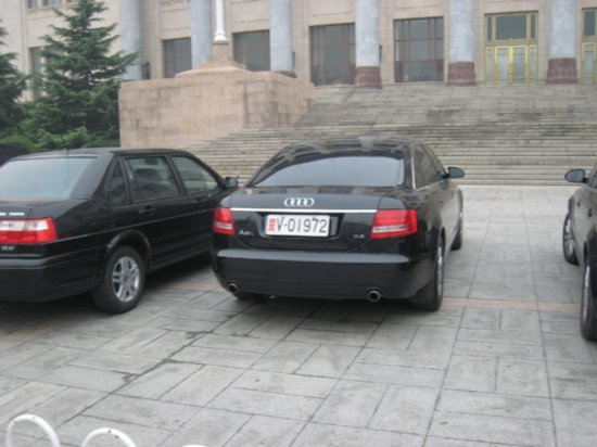 GundamNorthrop's tweet photo. Die chinesischen kommunistischen Eliten und hochrangige Funktionäre der KPCh entschieden sich stets für in Deutschland hergestellte Mercedes- oder Audi-Fahrzeuge. Von den einfachen „Wu Maos“ verlangten sie hingegen, ausschließlich Xiaomi-Nachahmerprodukte zu fahren. https://t.co/q58uTqxsYT