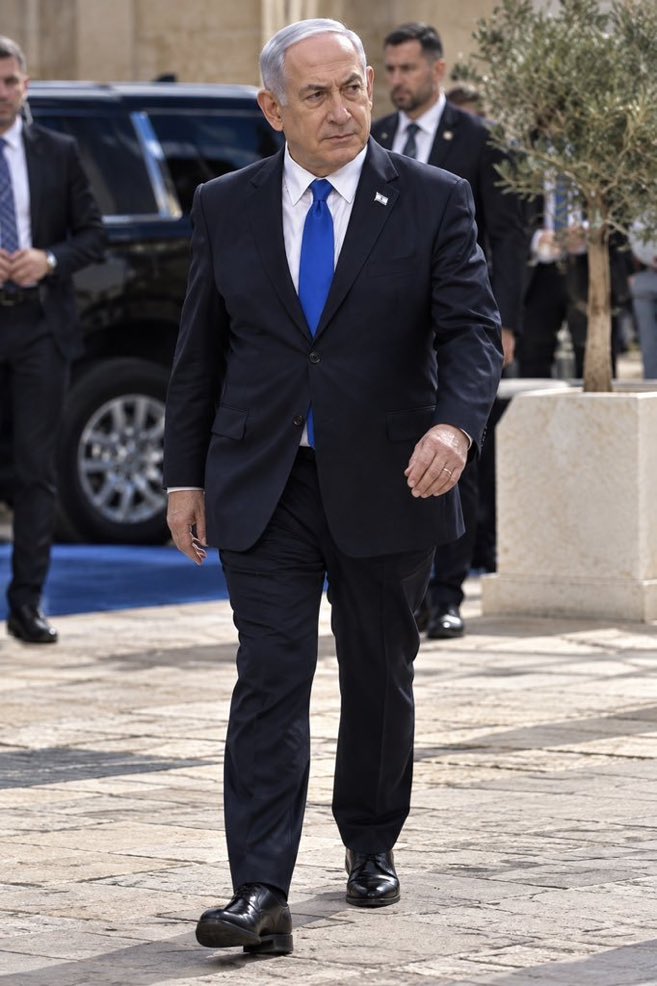 realQuantumLeak's tweet photo. 🚨 SHOULD BENJAMIN NETANYAHU CONTINUE LEADING ISRAEL?

A. YES 👍
B. NO 👎 https://t.co/yJ4YNnNAlz