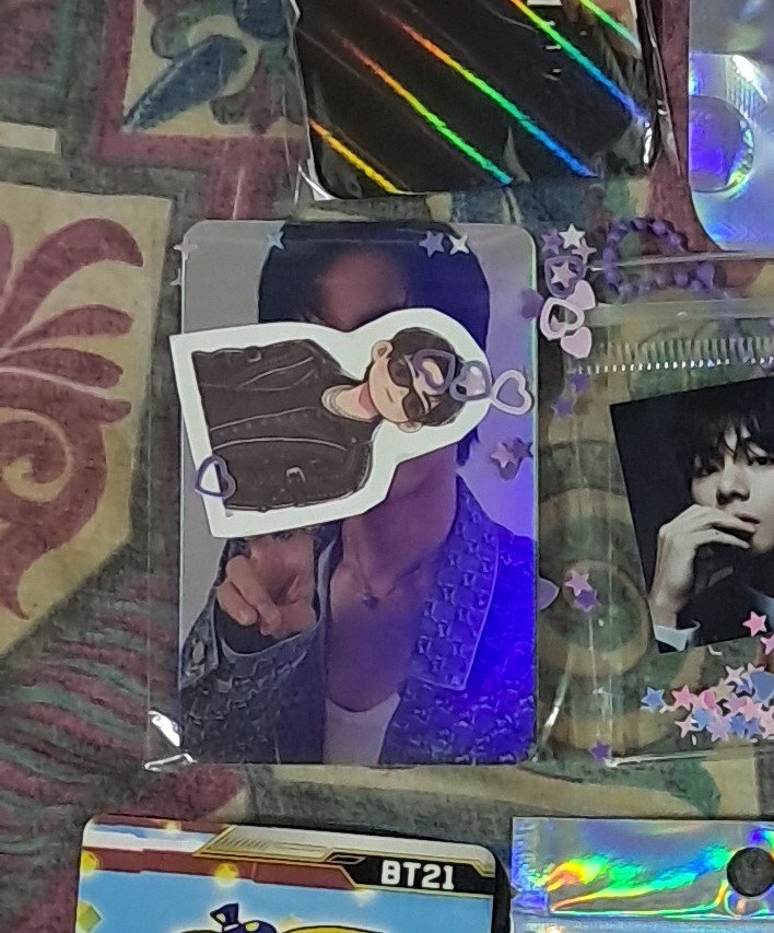 kookftway's tweet photo. @jjeikiri hermana yo tengo este, no es tuyo? no se ve un pingo pero es holográfico tmb https://t.co/cdzvoEzHl4