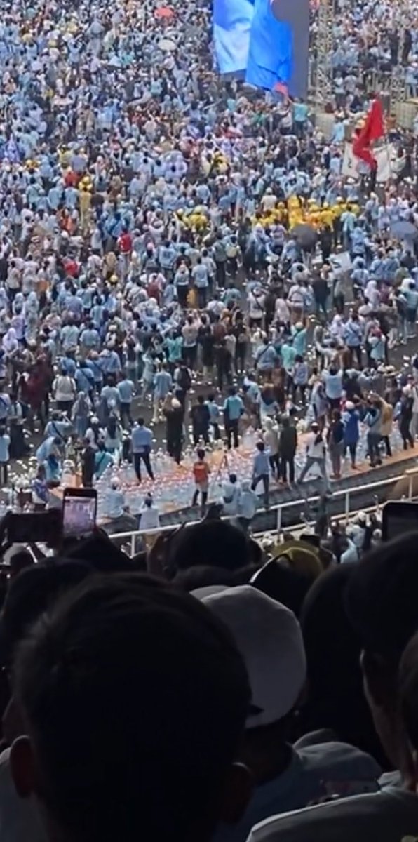 weirrrdoooooo's tweet photo. Le Minerale tuh pernah support kampanye Prabowo Waktu di GBK https://t.co/ebKHJmteSv