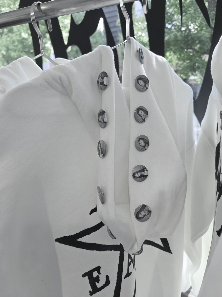 wbbinie_'s tweet photo. omg i need these pins so bad… and the clothes too??? i want everything ㅠㅠ https://t.co/XgUrKizbCT