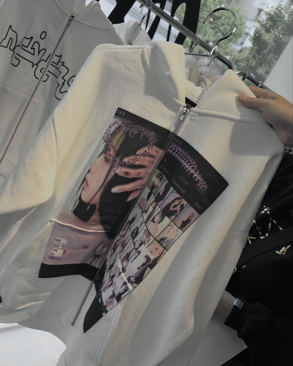 wbbinie_'s tweet photo. omg i need these pins so bad… and the clothes too??? i want everything ㅠㅠ https://t.co/XgUrKizbCT