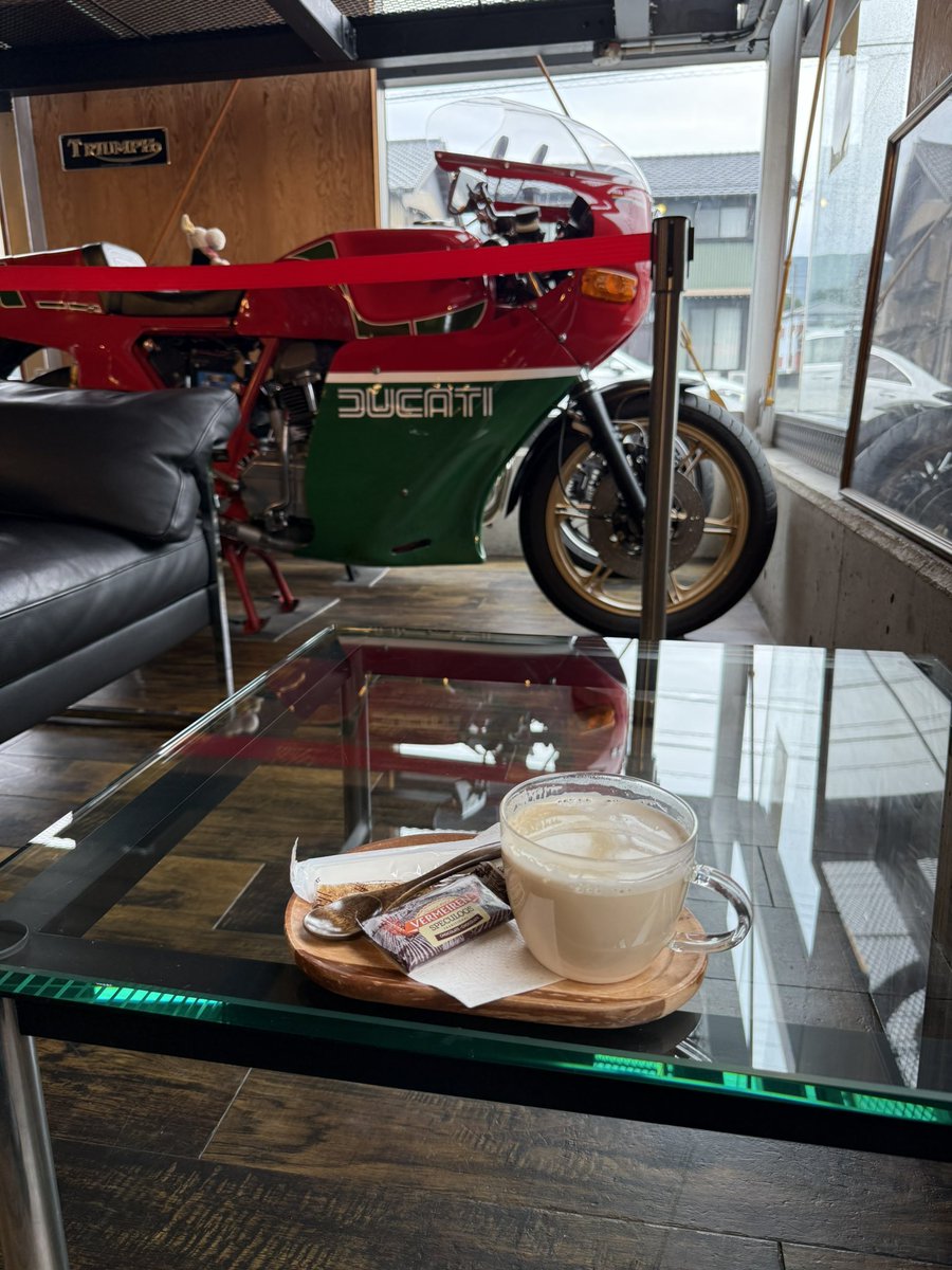 Rider81109650's tweet photo. クリア塗装して貰おうとしたら、
既に塗装済みとの事なんで
お茶して帰りまーす https://t.co/o1H1sr7OnV