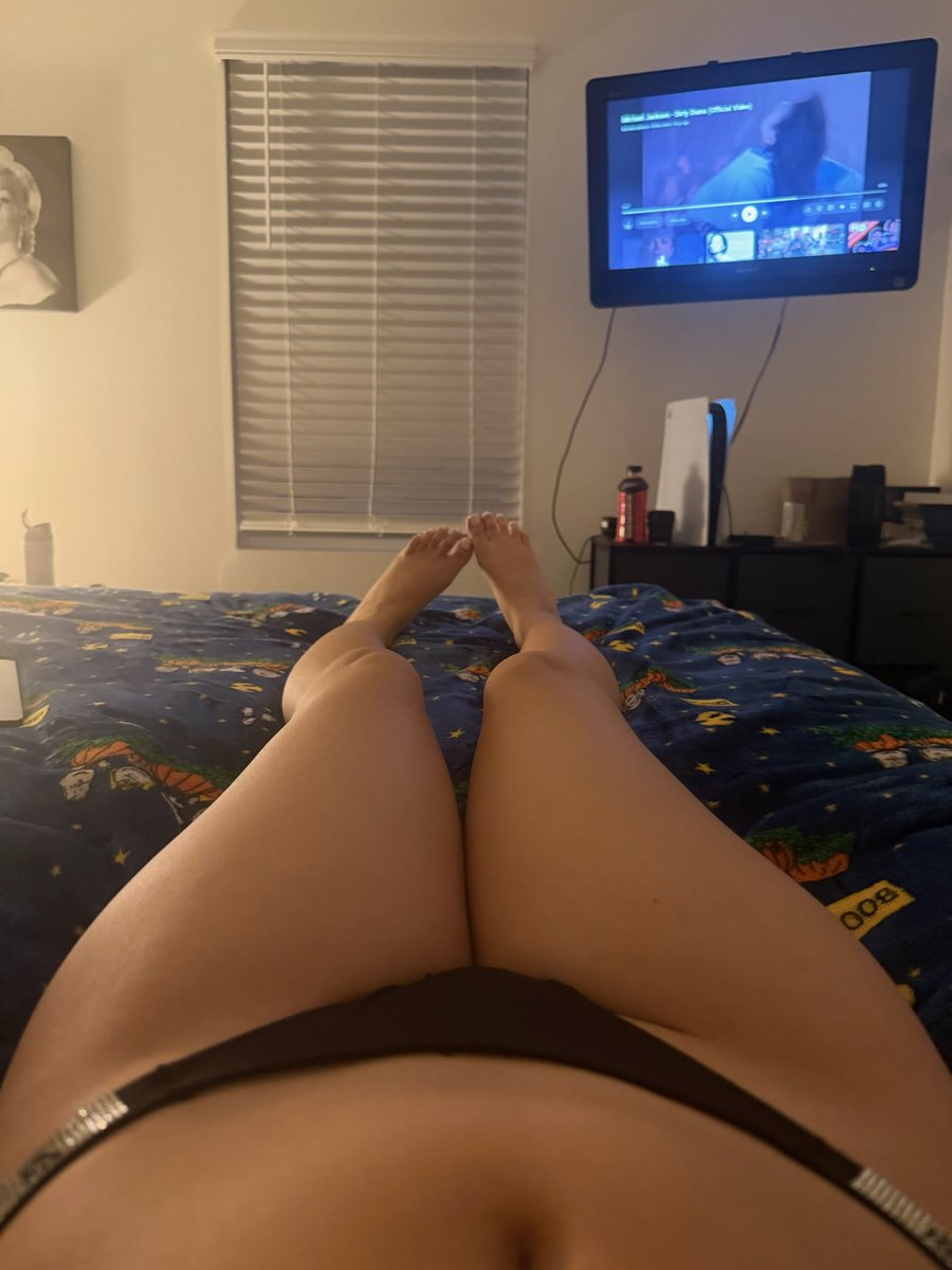TheCurlyBandida's tweet photo. @Luna5rwn watching youtubeee https://t.co/YN56gGe5Ct