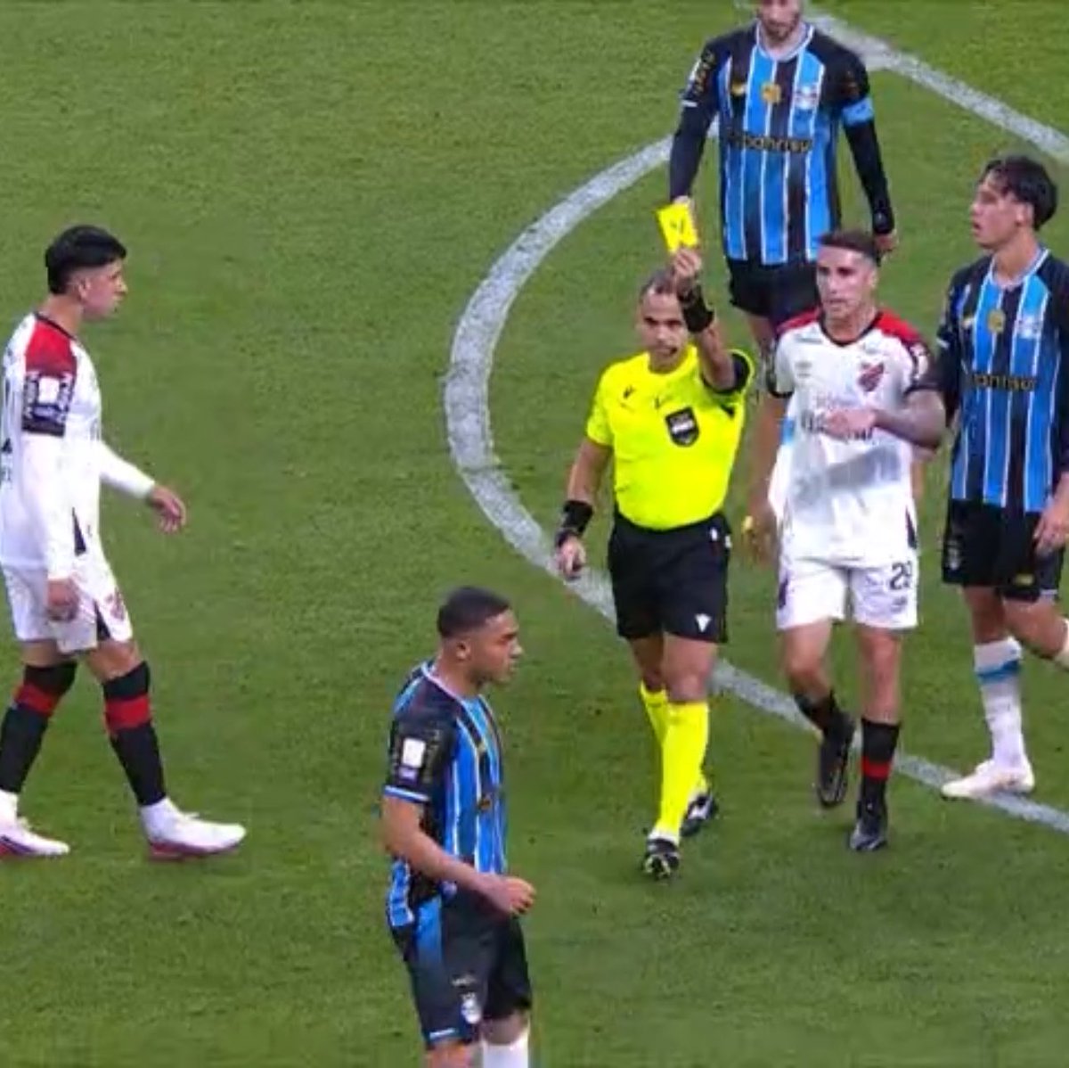 golsdobrasil1's tweet photo. 🚨🟨 Carlos Vinícius e Weverton desfalcam o Grêmio contra o Flamengo, na próxima rodada do Brasileirão.

Os dois estavam pendurados e cumprirão suspensão.

📸 Reprodução/Premiere https://t.co/fByTnUYlnb