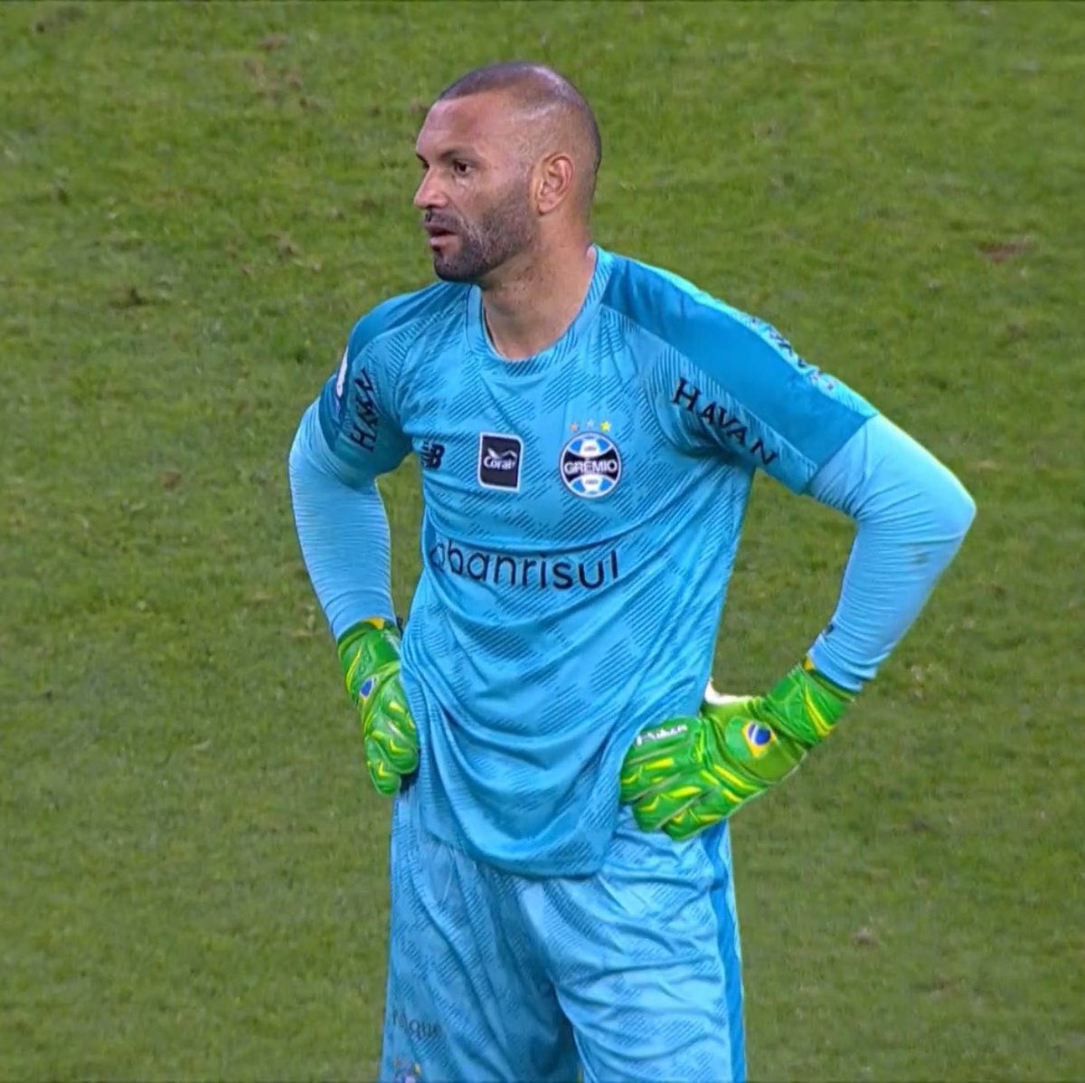 golsdobrasil1's tweet photo. 🚨🟨 Carlos Vinícius e Weverton desfalcam o Grêmio contra o Flamengo, na próxima rodada do Brasileirão.

Os dois estavam pendurados e cumprirão suspensão.

📸 Reprodução/Premiere https://t.co/fByTnUYlnb