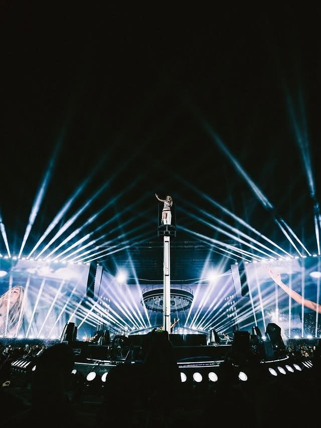 StoesselCrave's tweet photo. Aniversario | FUTTTURA de TINI cumple 1 año ✨🤍🛸 https://t.co/6RPDhlwFf4