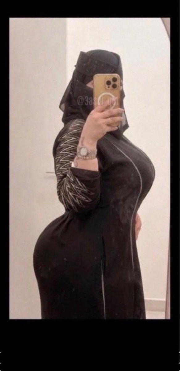 Fanzfe3l's tweet photo. اميمتك مسويه مجنونه ومسويه ماتدري ان مضرطها مايستره شي وفوق كذا طالعه معك ومو لابسه شي تحت العبايه غير الكلوت الي مدفون بين شطيانها وفلقة مكوتها وتفاصيلها باينه وانت منحرج وقلبك يدق بسرعه وخايف الناس تشوفها وتدري انك ولد الي ماتستحي 😭😂🔥 https://t.co/uijMhMyoT0