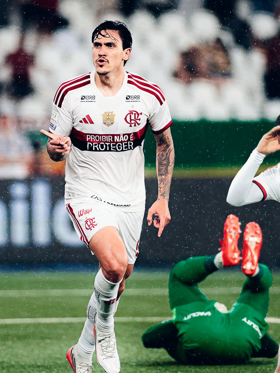 Flamengo's tweet photo. Flamengo do sul e do norte
De todos os cantos, de toda nação
Flamengo do asfalto e do morro
De Deus e do povo e do meu coração

GOLEADA E MAIS TRÊS PONTOS PARA O LÍDER: CLUBE DE REGATAS DO FLAMENGO, O MAIS QUERIDO! ❤️🖤 https://t.co/g5WXzepmw8