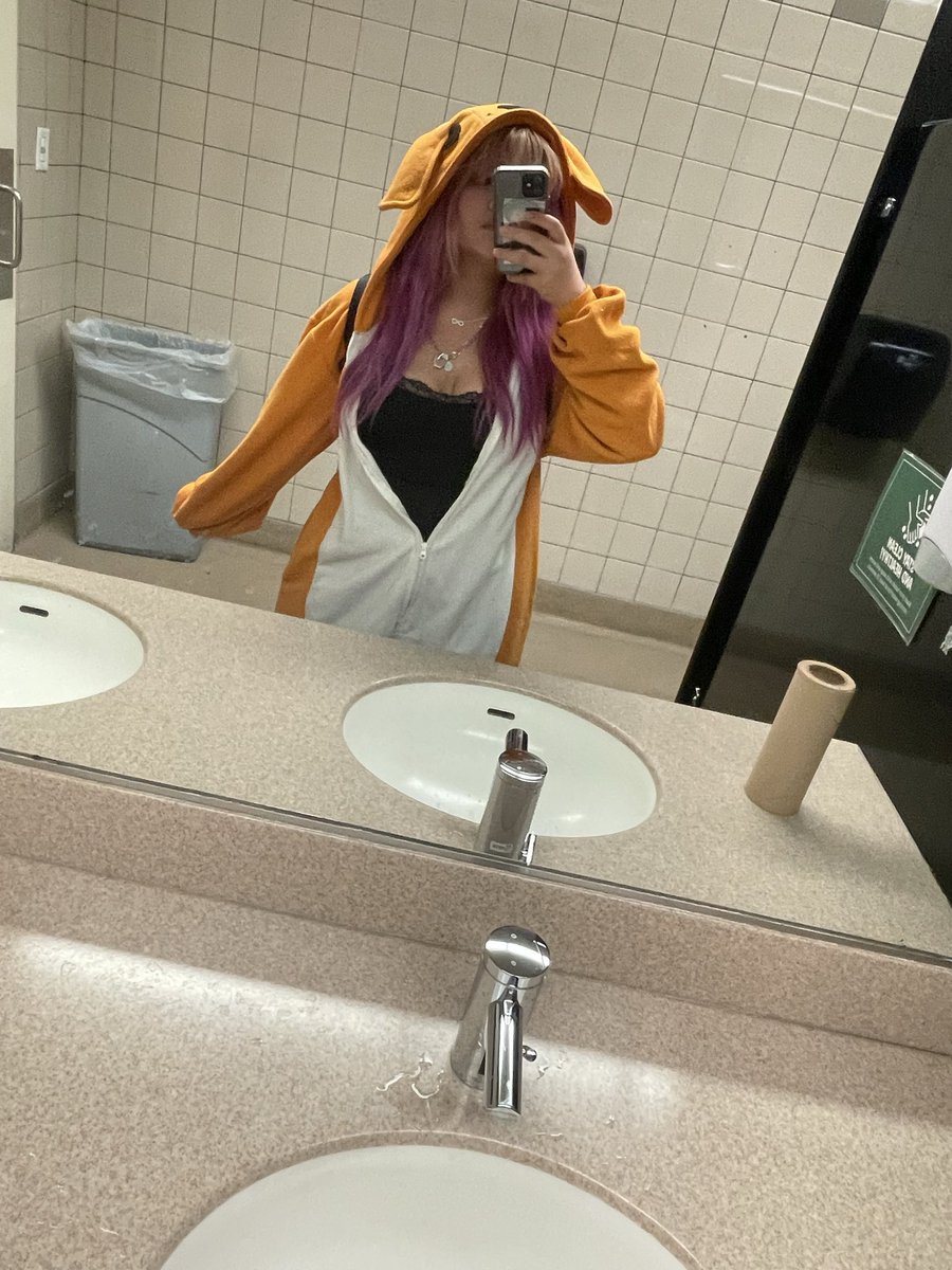bchnivn's tweet photo. dressing up for halloween for school https://t.co/wXDIKy5oQU