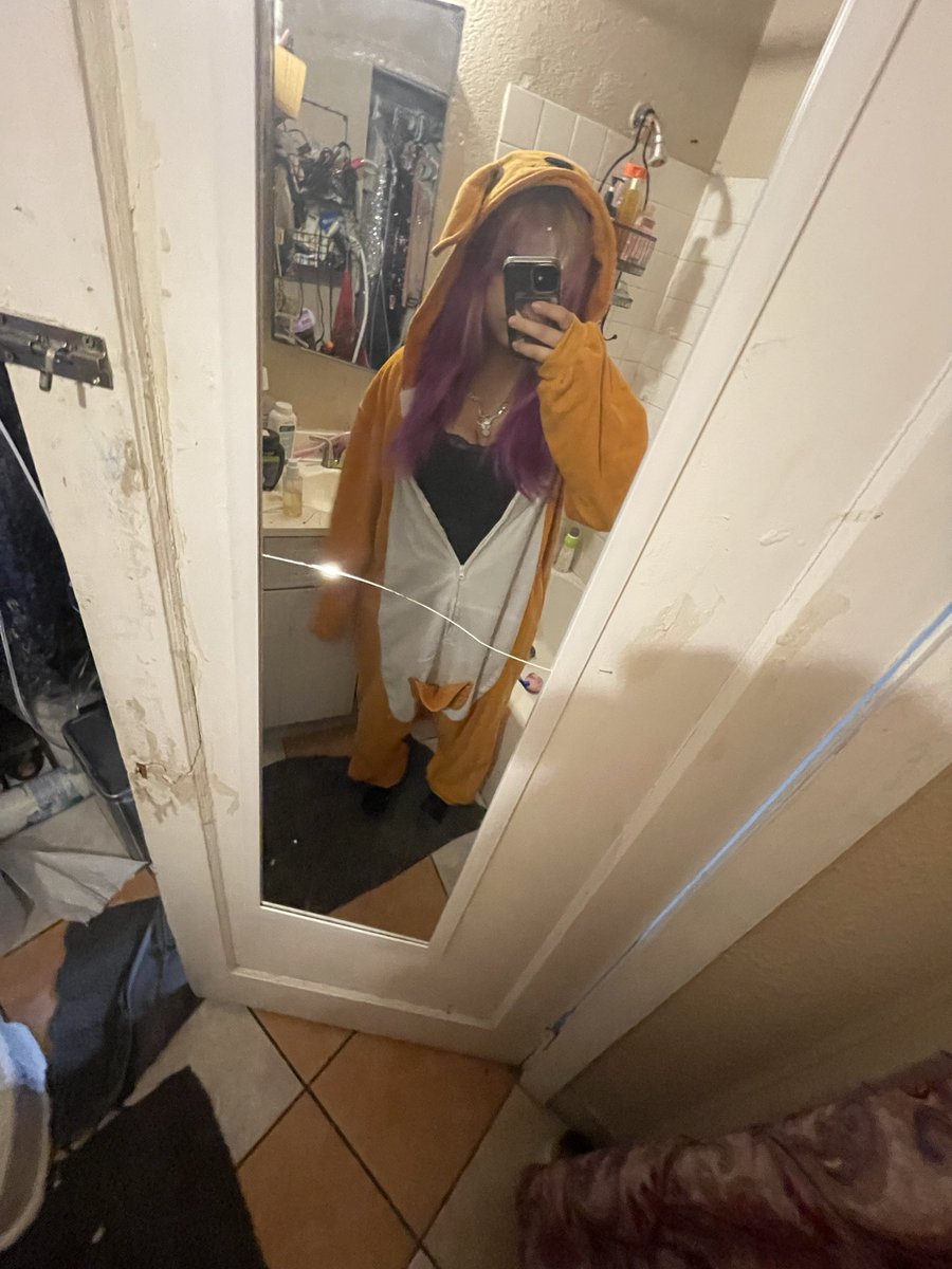 bchnivn's tweet photo. dressing up for halloween for school https://t.co/wXDIKy5oQU