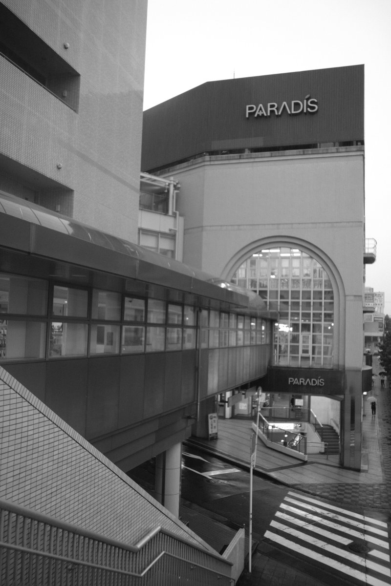 kentan728's tweet photo. 雨の学園前駅界隈　 ＃biogon　アクロスかけると古い外国映画みたいになった。 https://t.co/ronxhedjPd
