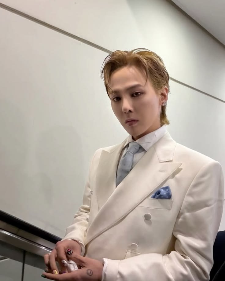 TAEYANG_SOL03's tweet photo. Cuando estaba viendo la Unesco no podía esperar a que saliera gd, y cuando salió grité porque se veía super guapo!! Jamás superaré como se veía de hermoso!!😭
#BIGBANG #2026MAMAVOTE https://t.co/Nv9Uo5gQUv