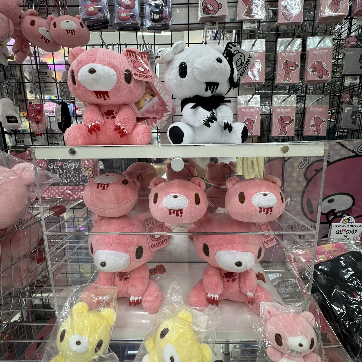 Doublefocus_jp's tweet photo. \\いたずらぐまのグルーミー❤️‍🩹//

ぬいぐるみやステッカー、ポーチなど
#Gloomy (グルーミー)アイテムが登場🐻♡

おうちでもお出かけでもグルーミーに囲まれちゃおう😍

イオンの #Doublefocus(ダブルフォーカス ）一部店舗にて販売中🙌✨
グルーミー好きさんはぜひぜひお越しくださいませ☺️ https://t.co/jSlaMwV3qk