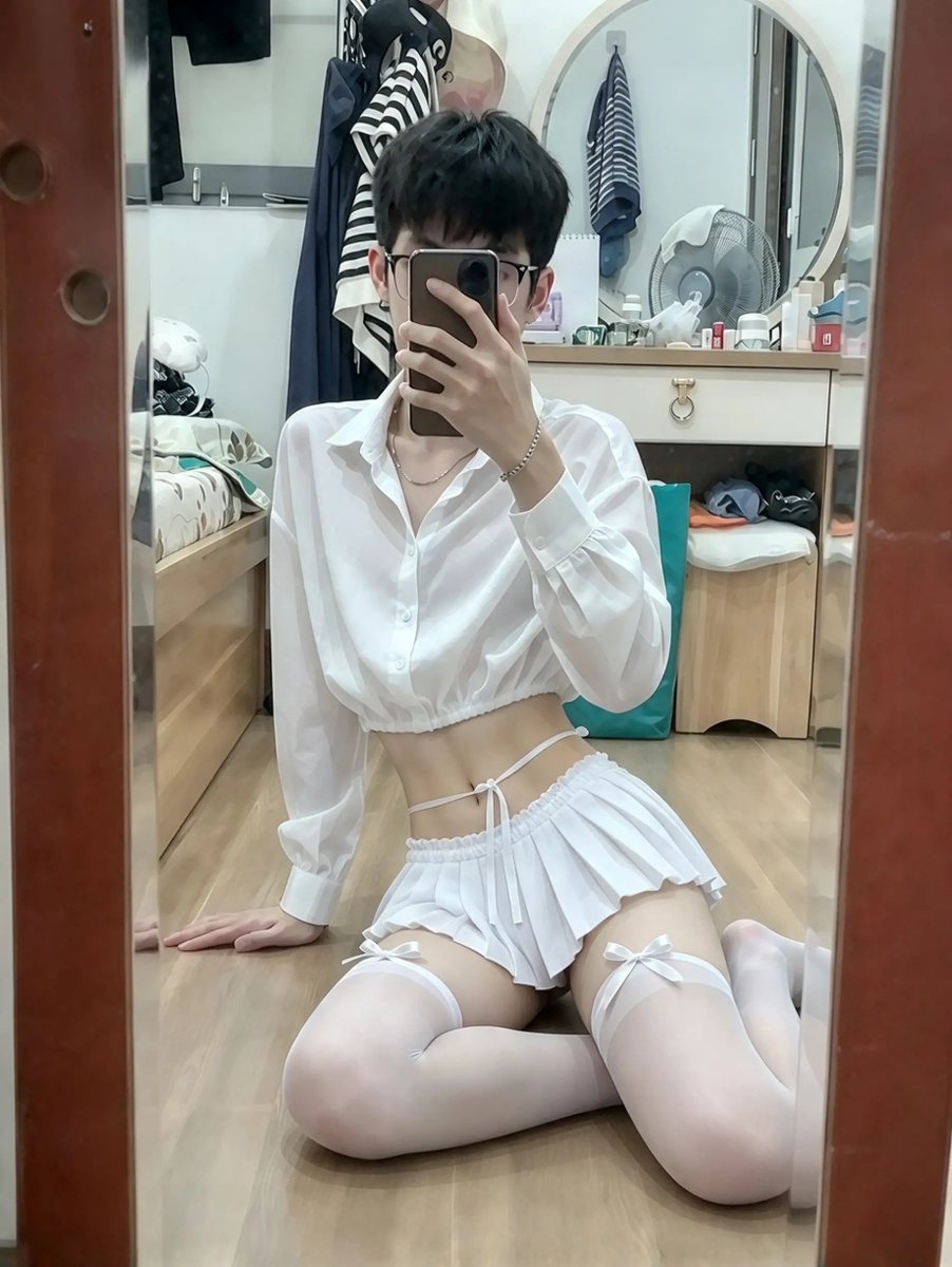 tnkmbot's tweet photo. Trong một trung tâm thương mại ở Sài Gòn có một bé slave dâm cosplay trong trang phục của nữ sinh 😁

Với chiếc váy siêu ngắn và chiếc quần lót ren lọt khe 🍑

Đi ra bên ngoài ngồi rồi nè, chắc không ai thấy gì đâu há

Album cosplay nữ sinh https://t.co/FTbCJ85h4H