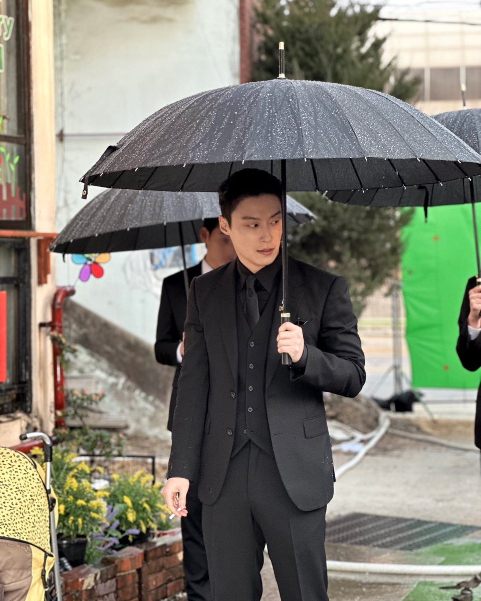 gomgomi_NJ's tweet photo. 이날 김상혁이 얼마나 좋냐면 •••
24살 우산 한 손으로 들고
상벅상벅 걸어가는 것도 좋아서
억빠해주고 싶음 ,,🥵 https://t.co/bUMrmr1lKT