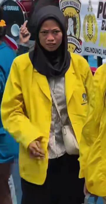 recehsjaa's tweet photo. Satu persatu mahasewa yang ikut acara di bundaran HI di tanggal 29 Oktober mulai dicari. 

Kali ini keluarga mahasiswa dari Universitas Terbuka sedang mencari sosok wanita yang ada di foto tersebut. 

Cari, permalukan, bikin kapok, agar tidak ada lagi yang mau jadi massa bayaran dan menjadi kambing hitam dari Rezim yang menyesatkan ini